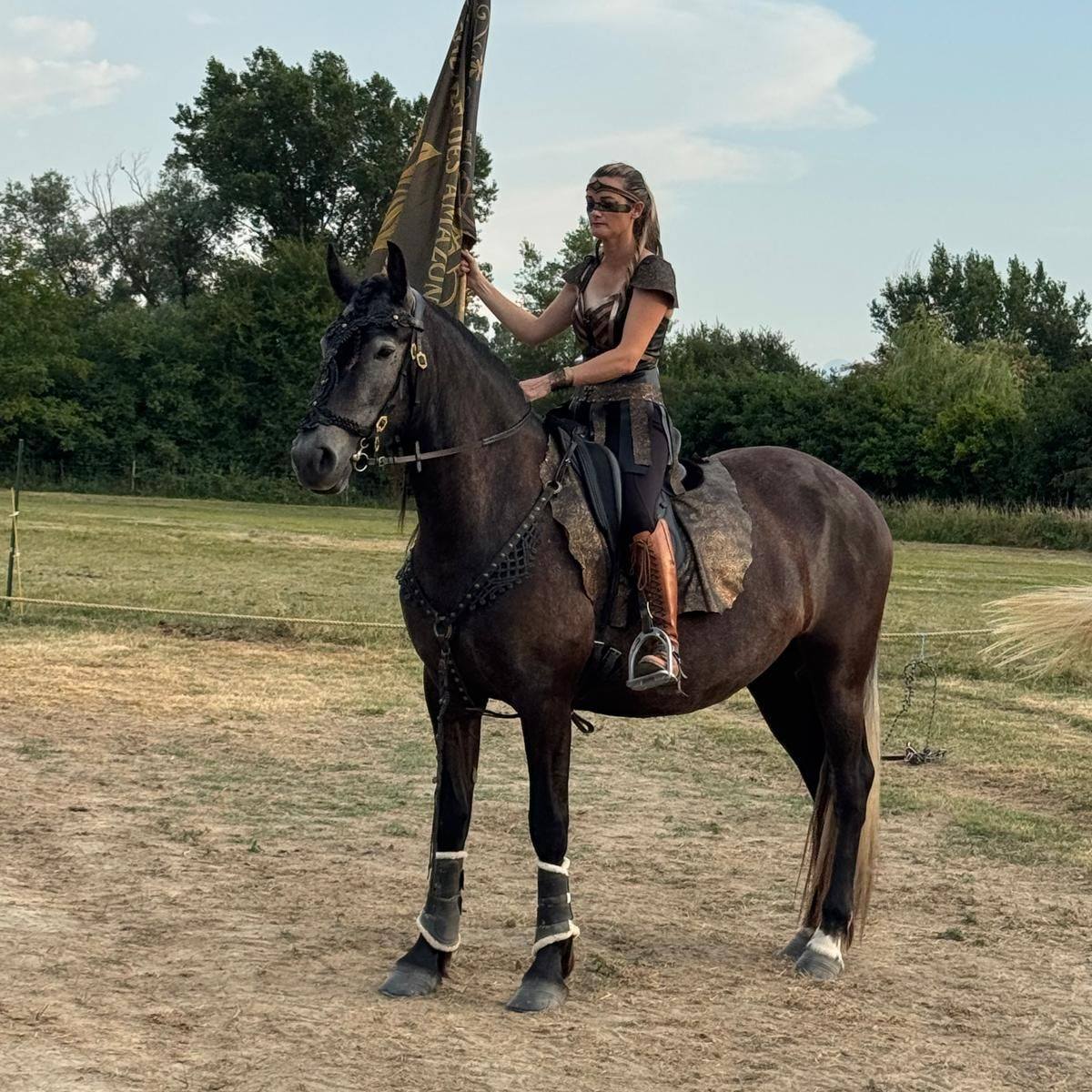 Cavalière de Caval'Ange tenant un drapeau sur son cheval
